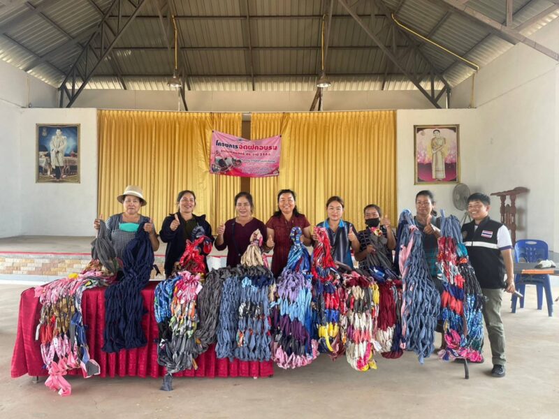 โครงการอบรมอาชีพ อาชีพกลุ่มสตรีกิจกรรมสานเปลจากเศษผ้า
